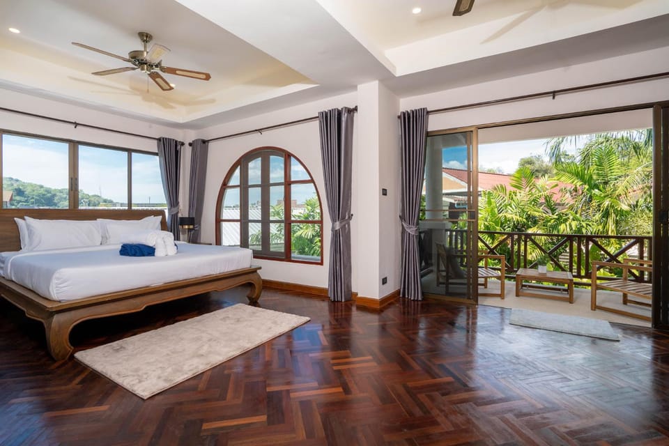 Bed, View (from property/room), Balcony/Terrace, Photo of the whole room, Bedroom, fireplace