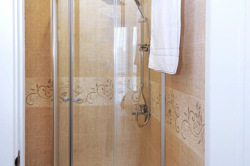 Shower, Toilet, Bathroom, towels, towels
