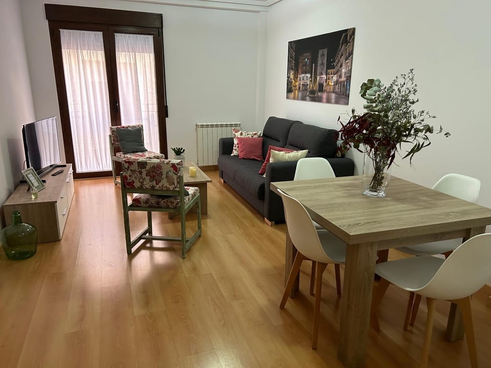 TV and multimedia, Living room, Seating area, Dining area