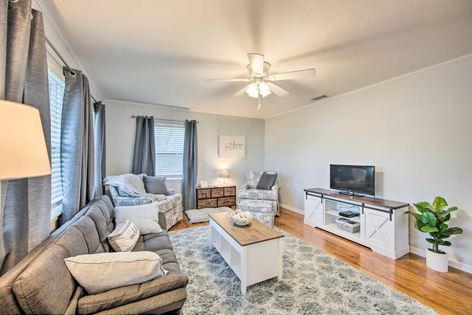 Longview Vacation Rental Home: 4 Mi to Dtwn House in Longview