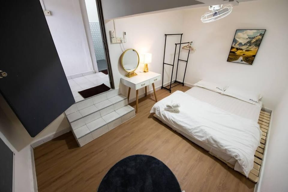 Photo of the whole room, Bedroom, towels