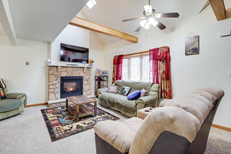Private Hot Tub + Lake Access: Poconos Escape! House in Coolbaugh Township