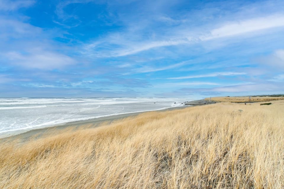 Beachfront Westport Home with Deck! House in Grayland