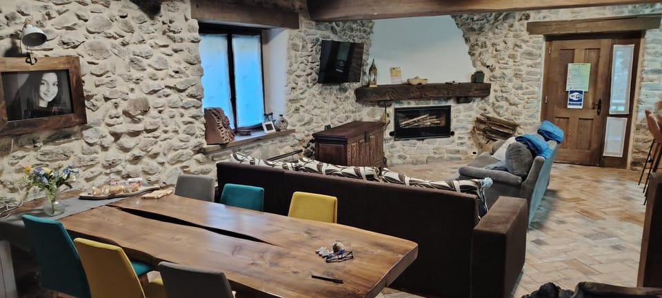 TV and multimedia, Living room, Seating area, fireplace