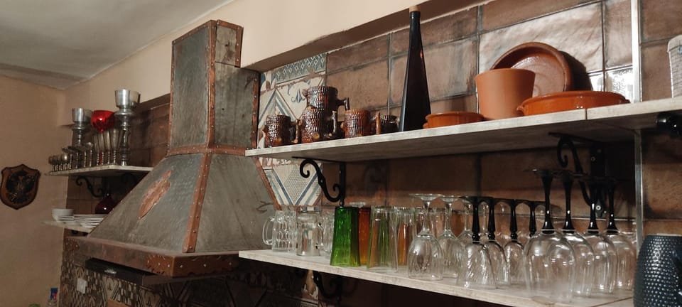 Kitchen or kitchenette, Lounge or bar
