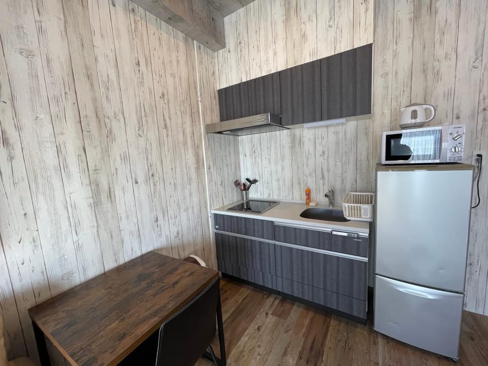 Kitchen or kitchenette, Dining area, minibar, stove