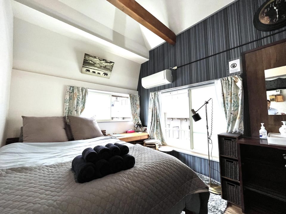 Bed, Photo of the whole room, Bedroom, air conditioner