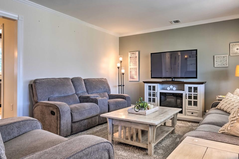 Mattituck Home w/ Fireplaces - Near Wineries House in Cutchogue