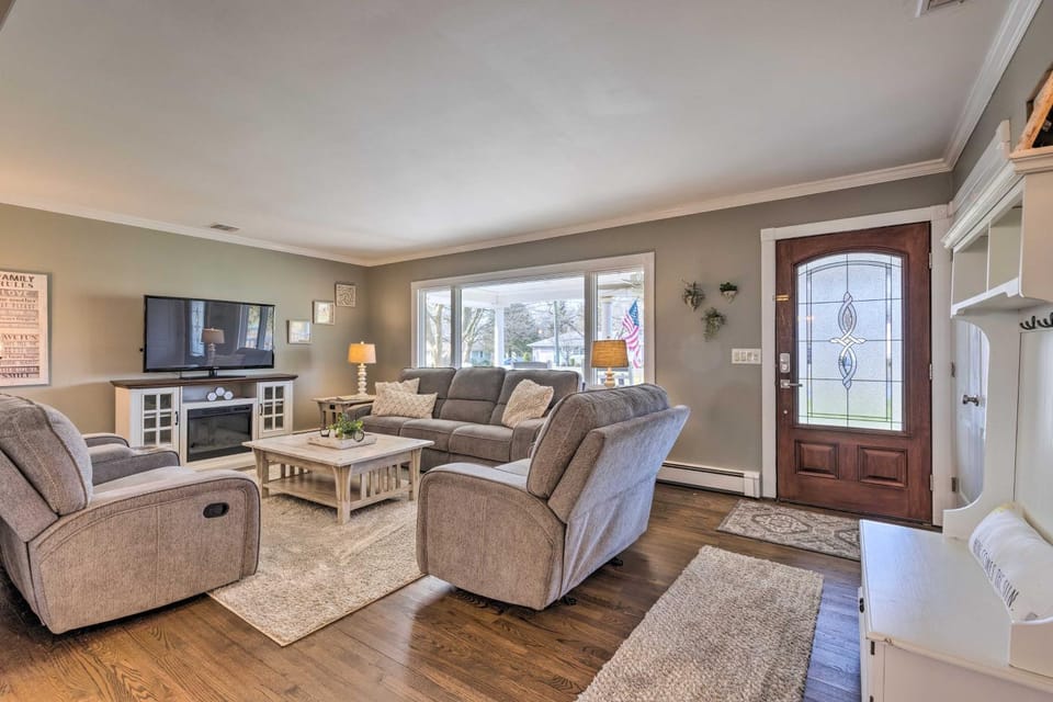 Mattituck Home w/ Fireplaces - Near Wineries House in Cutchogue