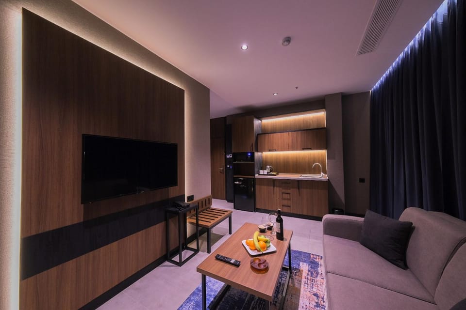Living room, Dining area, Food, Drinks
