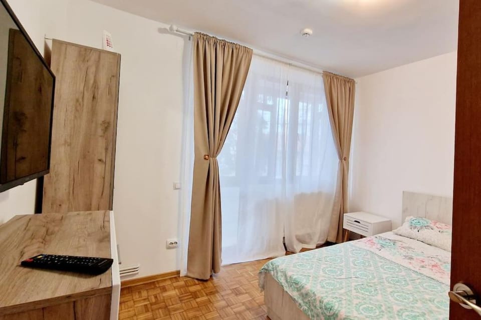 Bed, TV and multimedia, Photo of the whole room, Bedroom