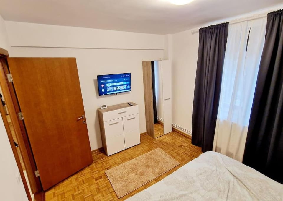 Bed, TV and multimedia, Photo of the whole room, Bedroom, hair dresser