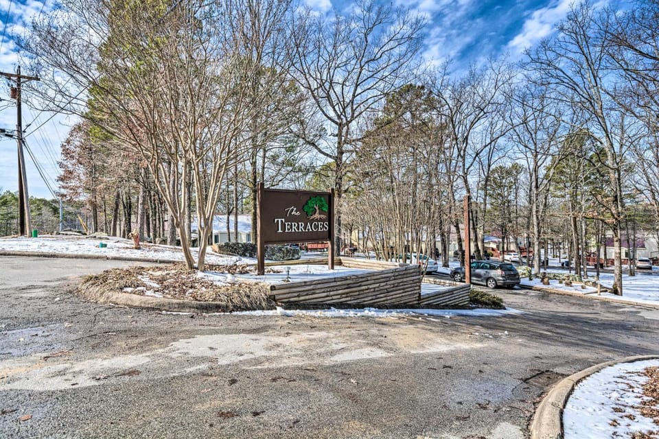 Single-Story Fairfield Bay Condo with Deck! Apartment in Fairfield Bay