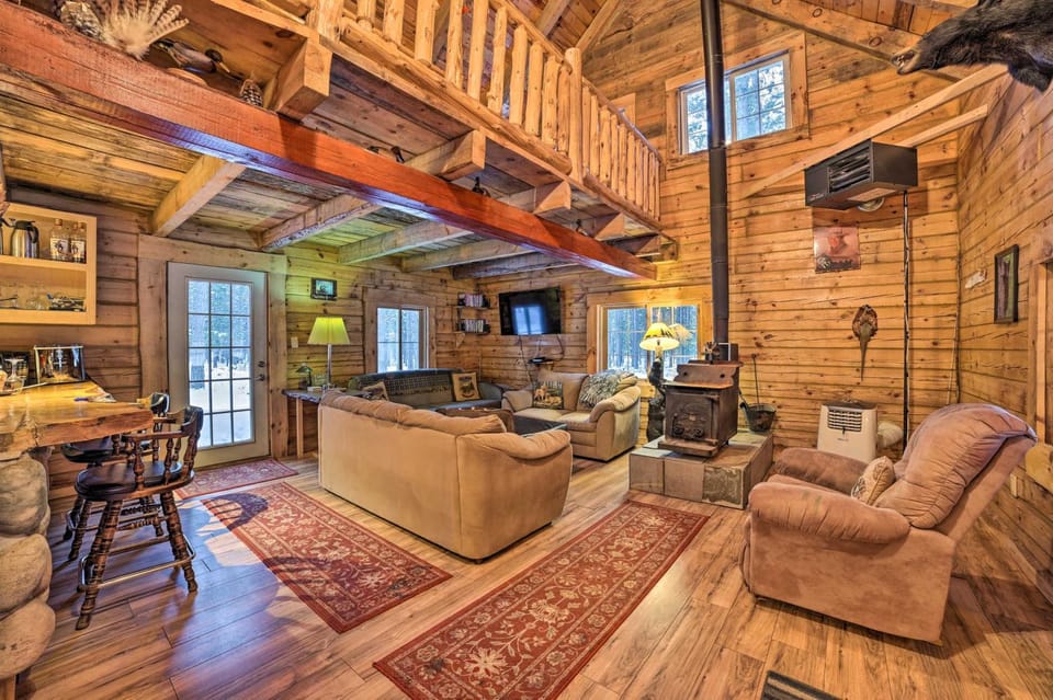 Secluded Vanderbilt Cabin, 9 Mi to Treetops! Cabin in Michigan
