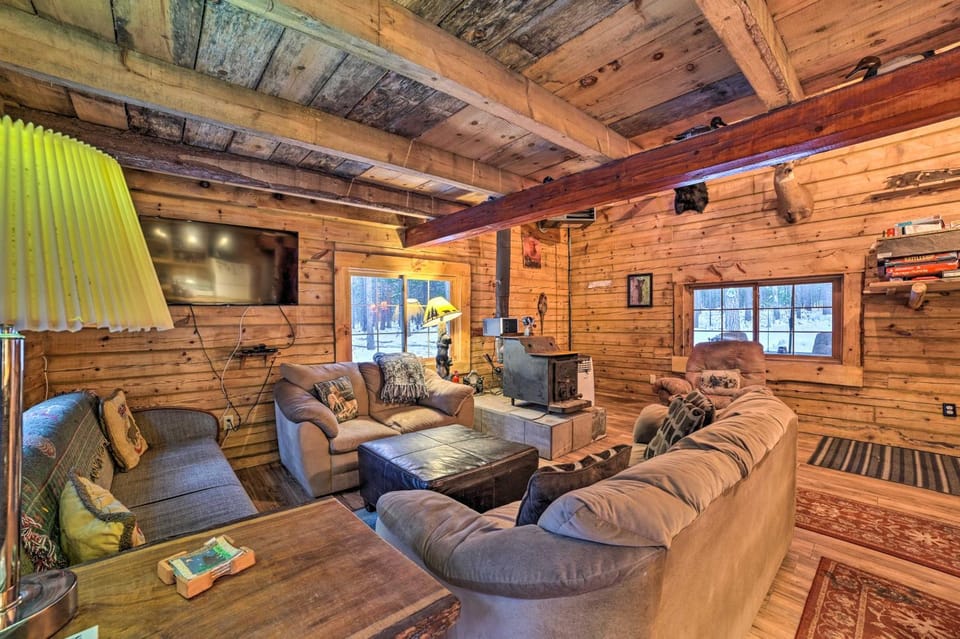 Secluded Vanderbilt Cabin, 9 Mi to Treetops! Cabin in Michigan