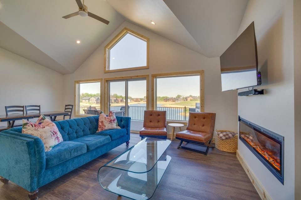 Lakefront Luxury - 1 MI to Buckhorn Boat Landing House in Wisconsin