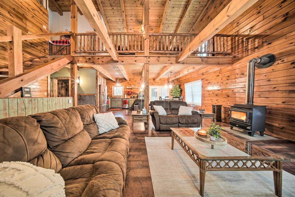 Panama Cabin on 36 Acres w/ Hot Tub & Trails! Cabin in Allegheny River