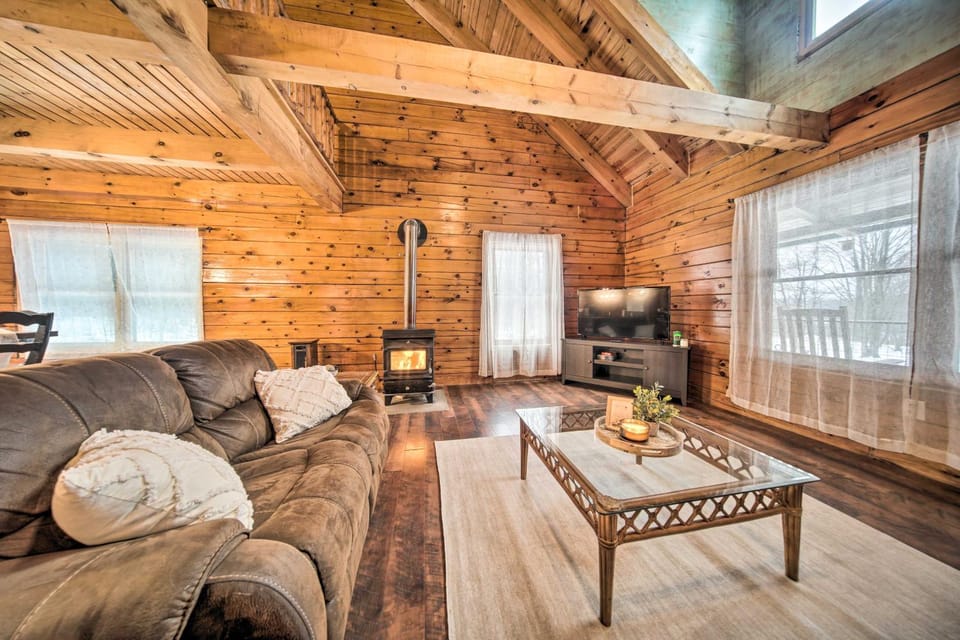 Panama Cabin on 36 Acres w/ Hot Tub & Trails! Cabin in Allegheny River