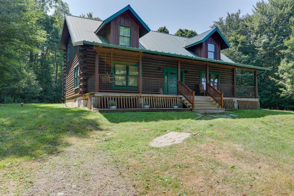 Panama Cabin on 36 Acres w/ Hot Tub & Trails! Cabin in Allegheny River