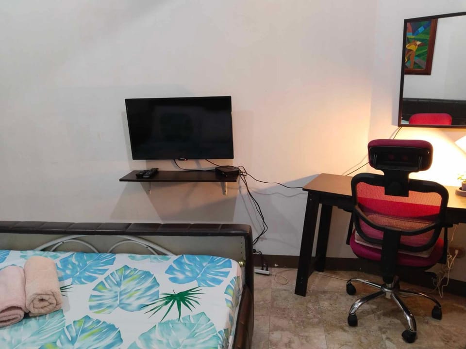 Bed, TV and multimedia, Evening entertainment, Bedroom