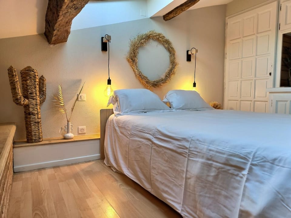 Bed, Photo of the whole room, Bedroom