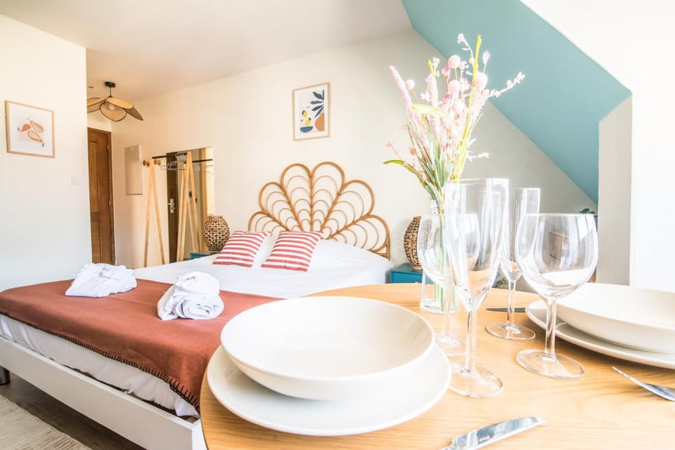 Photo of the whole room, Dining area, Bedroom