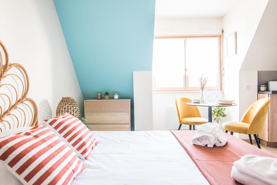 Bed, Photo of the whole room, Seating area
