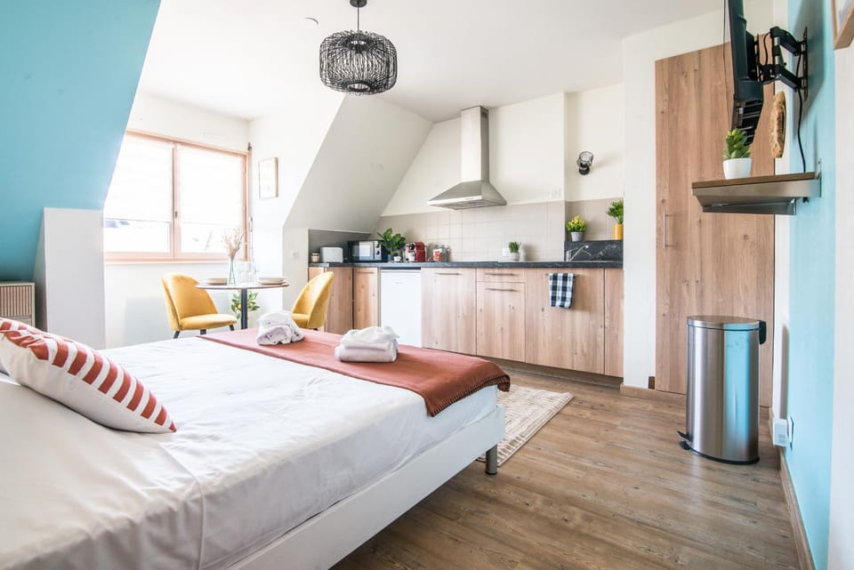 Bed, Kitchen or kitchenette