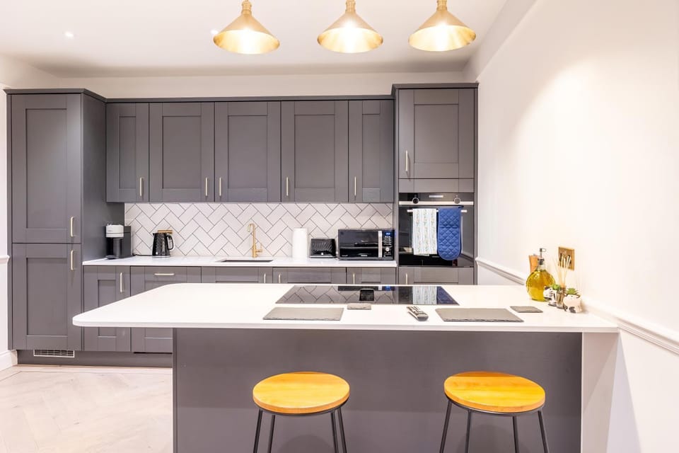 Coffee/tea facilities, dishwasher, oven, stove, toaster, kitchen