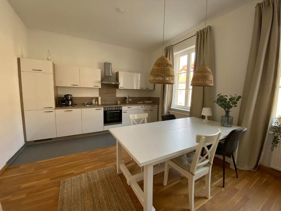 Kitchen or kitchenette, Dining area