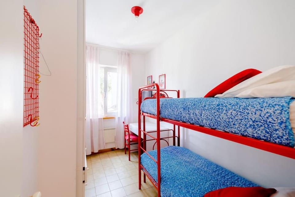 Bedroom, bunk bed