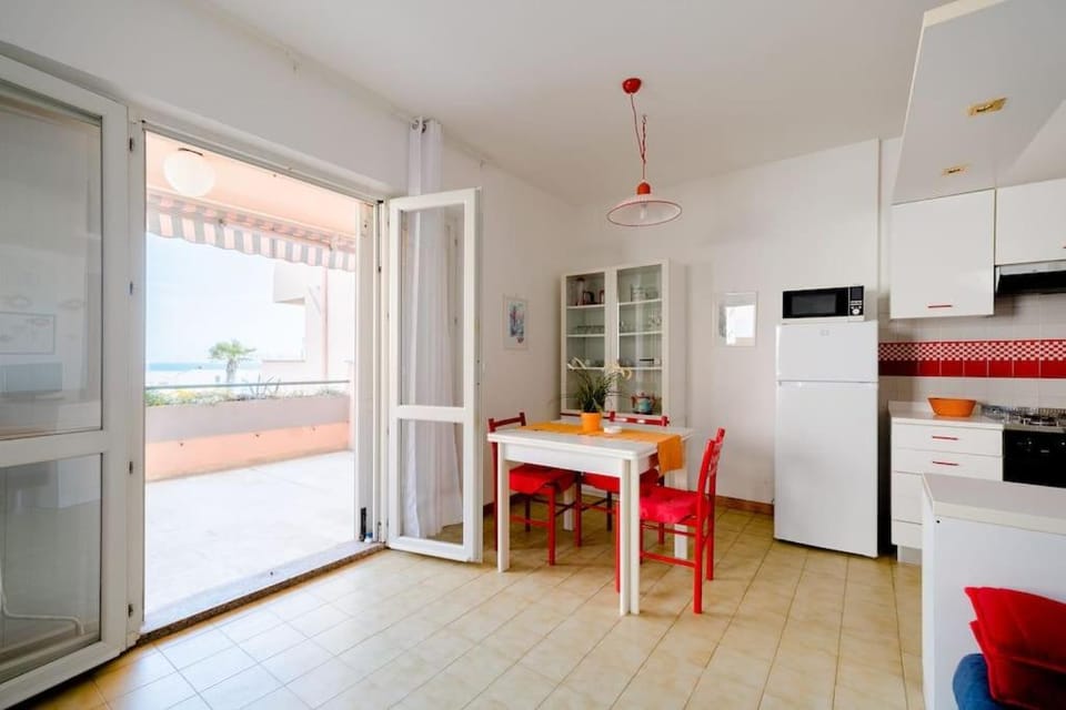 Appartamento a 20mt dal mare con piscina condominiale Apartment in Marcelli