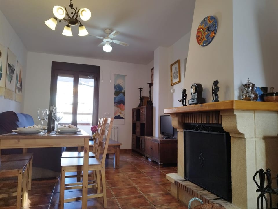 Seating area, Dining area, fireplace