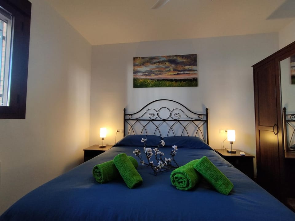 Bed, Bedroom, towels