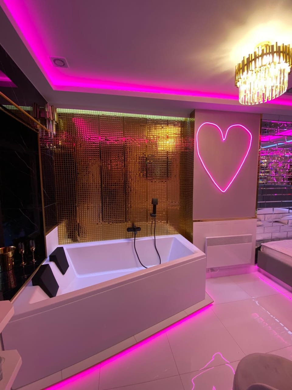 Bed, Bathroom, Photo of the whole room, Bath