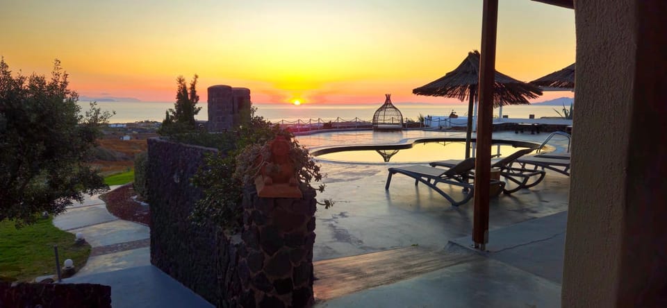 Day, Natural landscape, View (from property/room), Balcony/Terrace, Balcony/Terrace, Pool view, Sea view, Swimming pool, Breakfast, Sunrise, sunbed