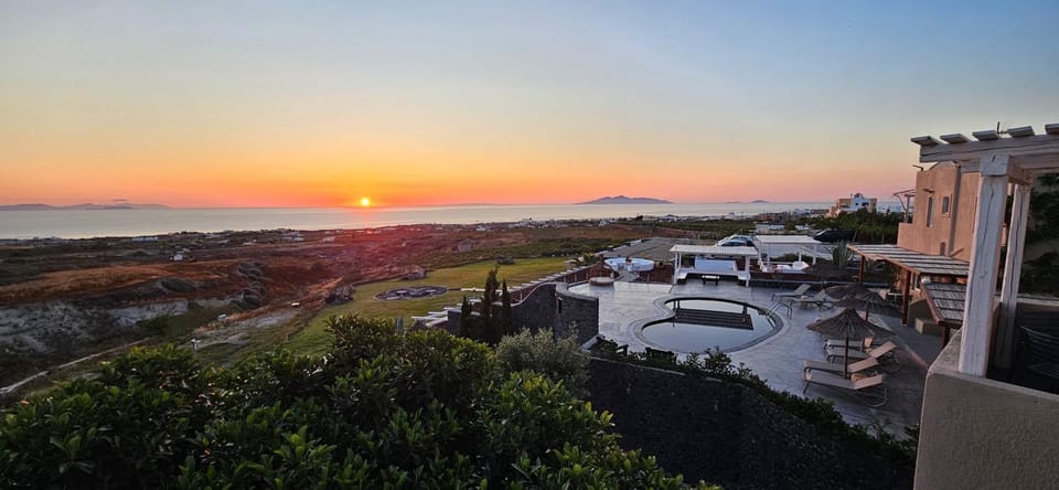 Property building, Natural landscape, Bird's eye view, Garden, Balcony/Terrace, Mountain view, Sea view, Swimming pool, Sunrise, Inner courtyard view