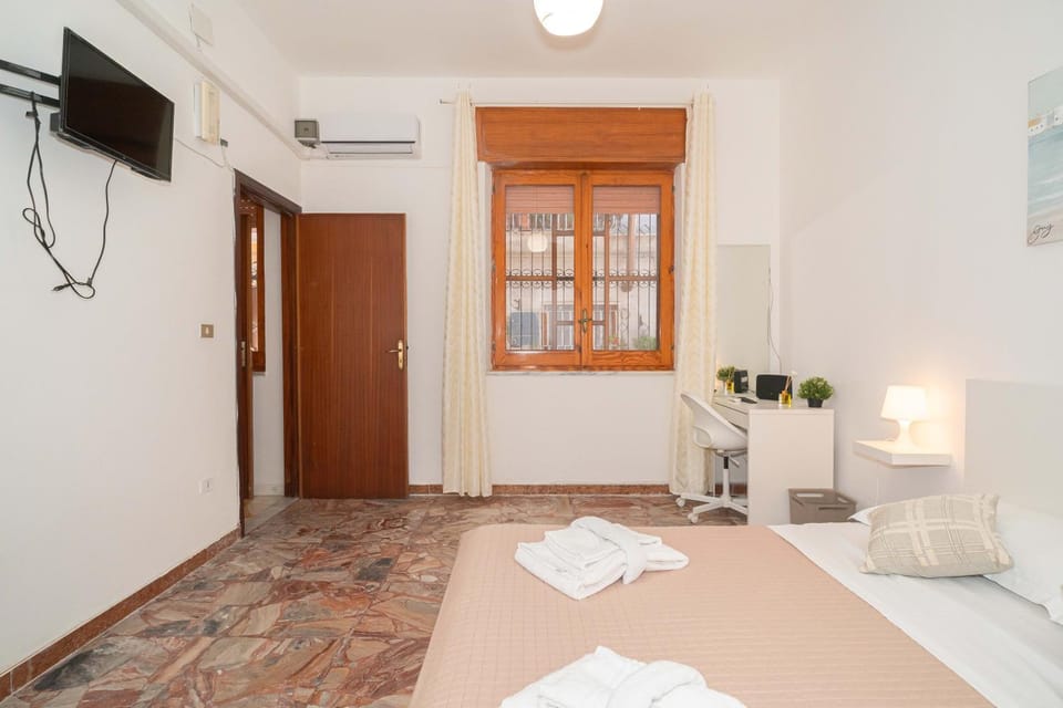 Bed, TV and multimedia, Photo of the whole room, Evening entertainment, Bedroom, internet, towels, air conditioner