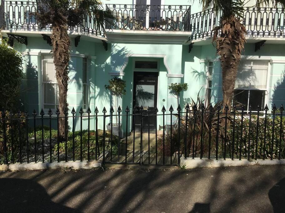 Princes Villa - large fully Self Contained Flat, 5 minutes from the sea Apartment in Hastings