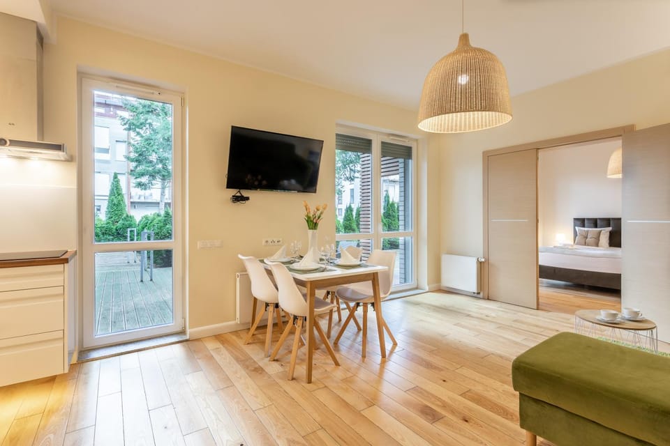 TV and multimedia, Living room, Seating area, Dining area