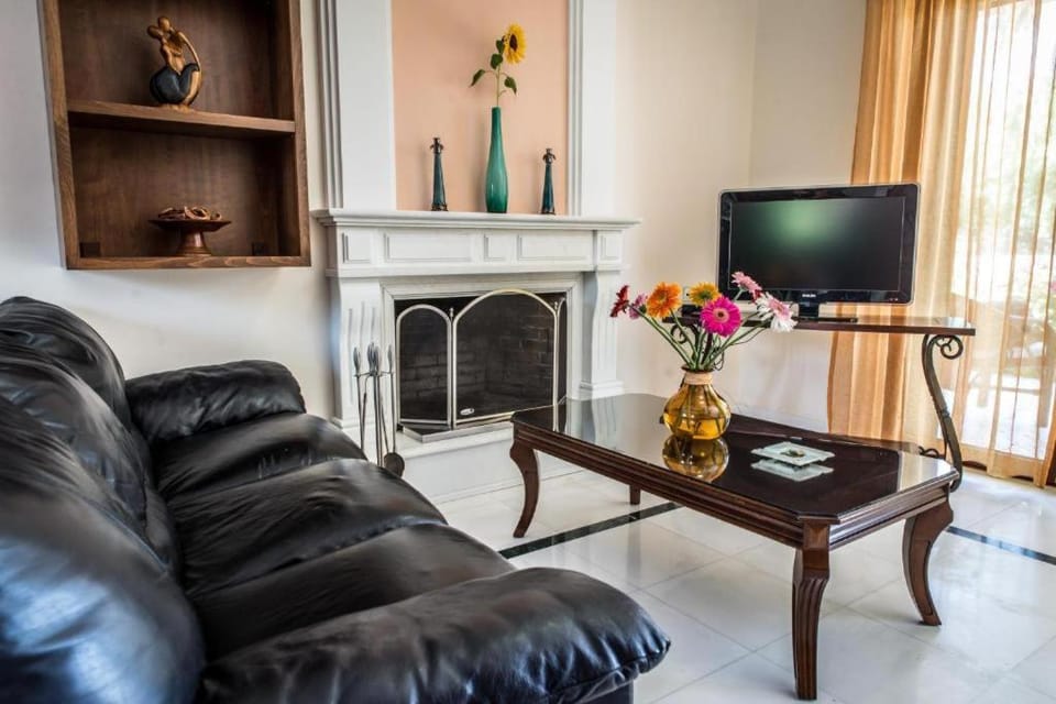 Communal lounge/ TV room, TV and multimedia, Living room, Seating area, Evening entertainment, flat iron