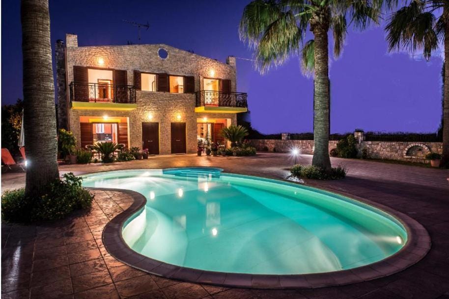 Property building, Night, Garden, Garden view, Pool view, Swimming pool, Swimming pool, sunbed