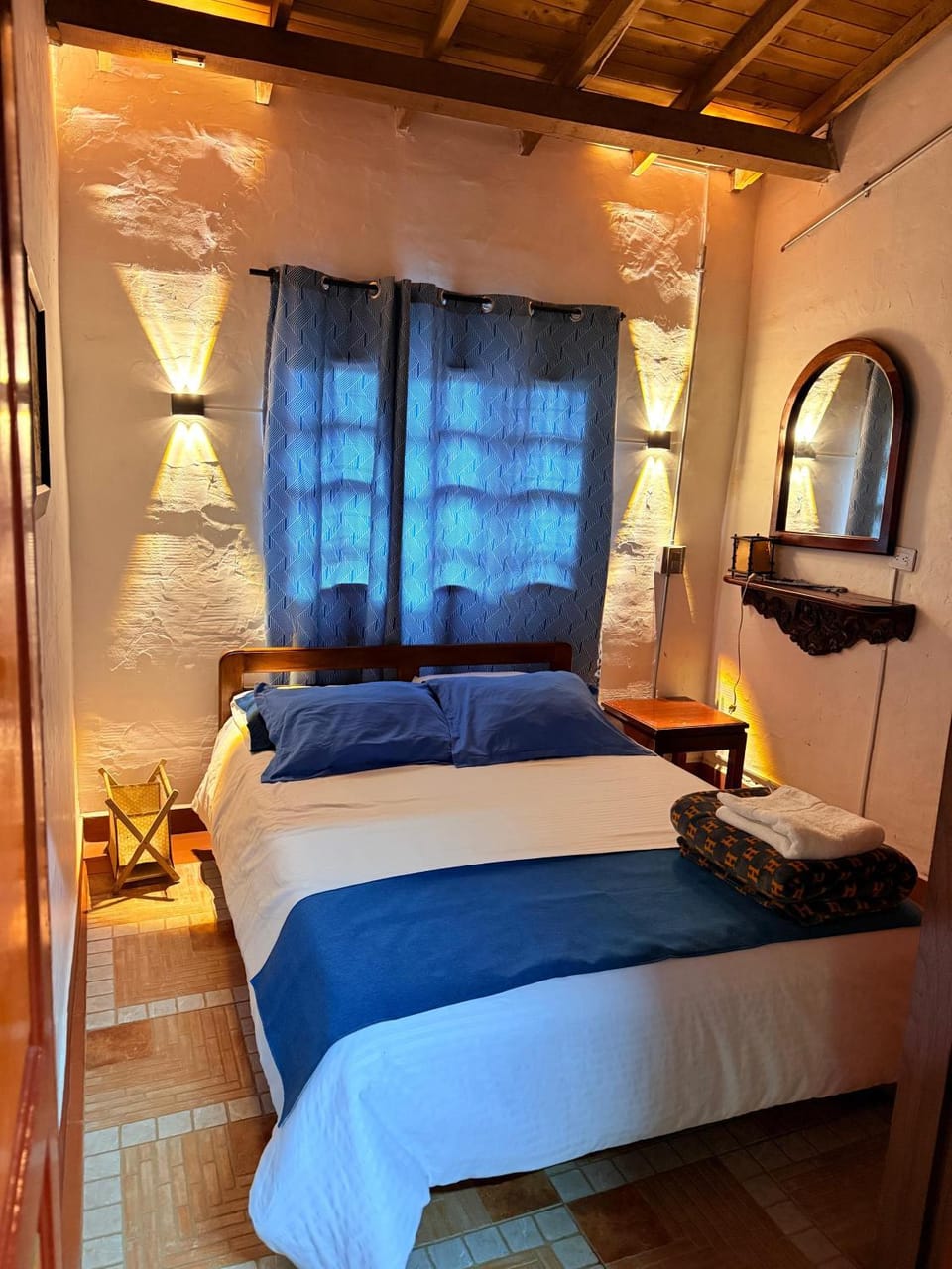 Photo of the whole room, room service