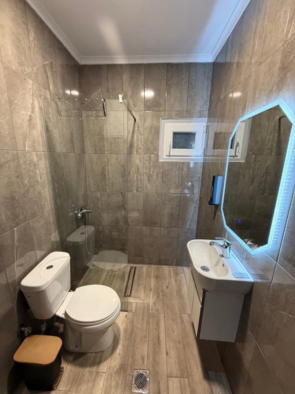 Shower, Toilet, Bathroom, bidet, towels