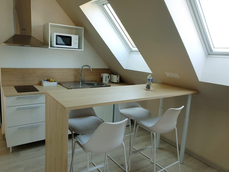 Coffee/tea facilities, Kitchen or kitchenette, Dining area, stove, toaster