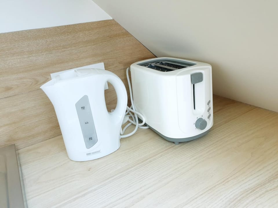 Coffee/tea facilities, toaster