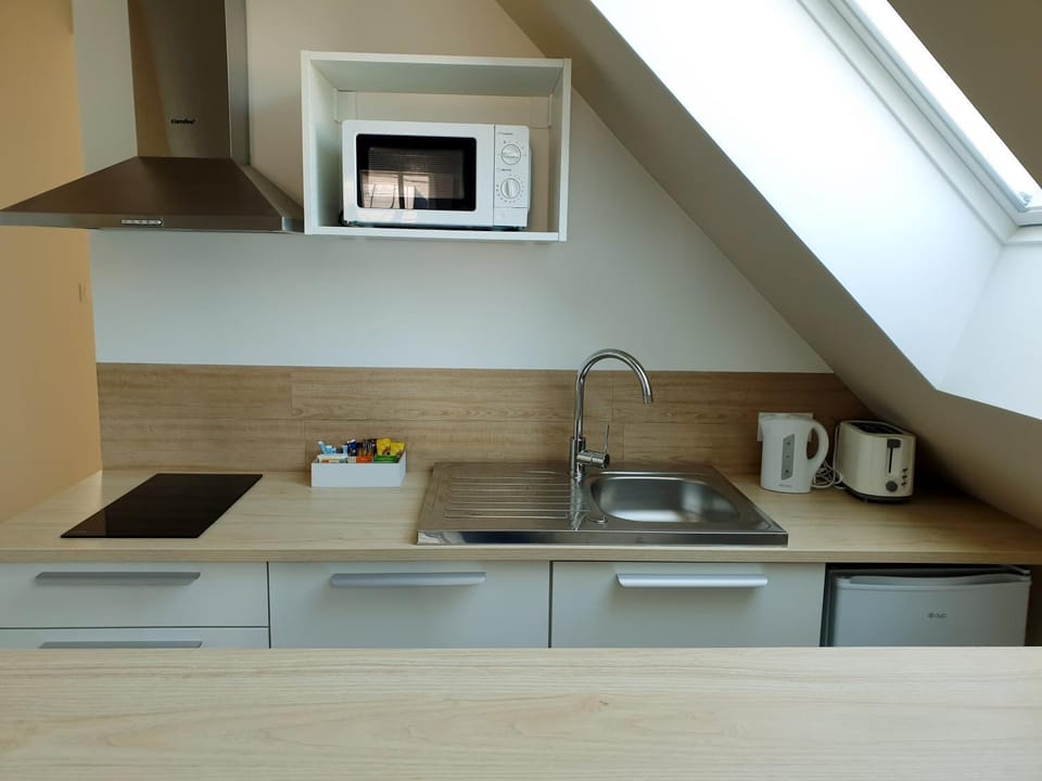 Coffee/tea facilities, Kitchen or kitchenette, stove, toaster