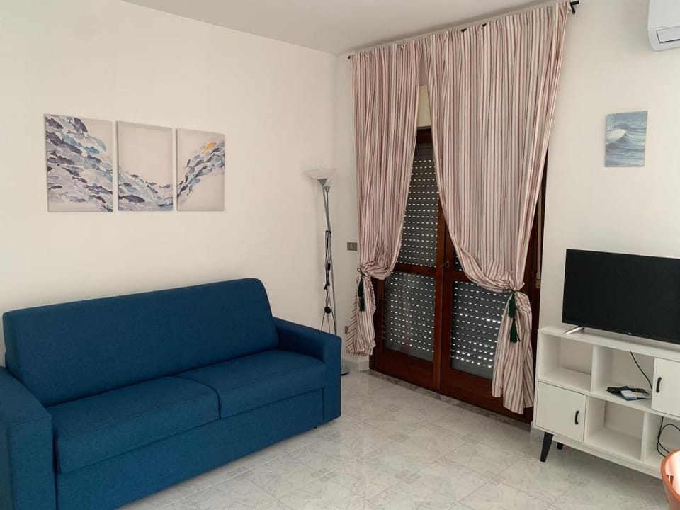 Communal lounge/ TV room, TV and multimedia, Living room, Seating area, Evening entertainment