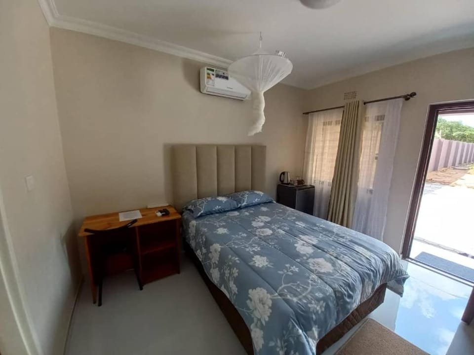 Bed, TV and multimedia, Photo of the whole room, air conditioner