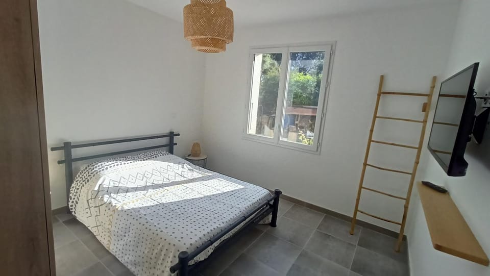 TV and multimedia, Photo of the whole room, Bedroom